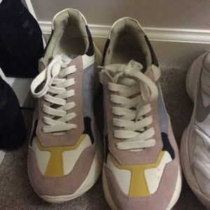 Size 7.5 (fits if you wear 8) STEVE MADDEN SNEAKER